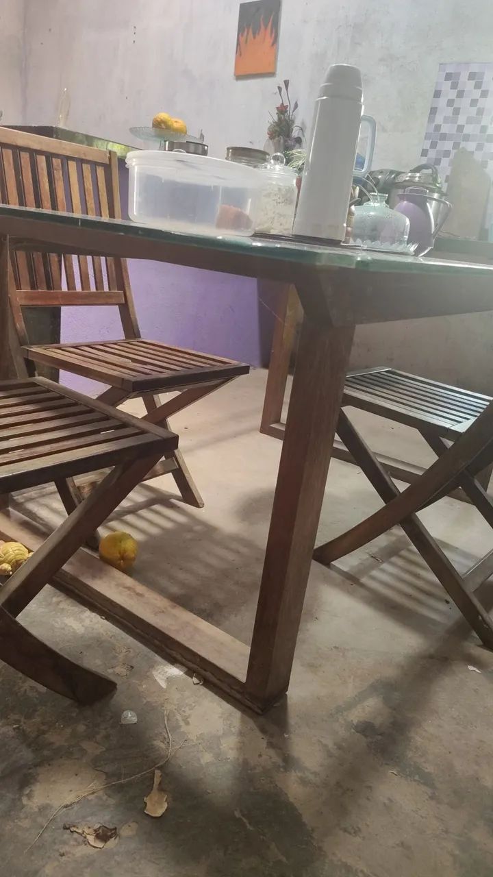 Vendo mesa com três cadeiras mas a mesa é grande - Foto 2