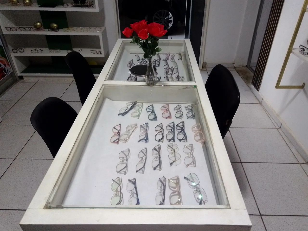 Vendo uma mesa de repositor de óculos 