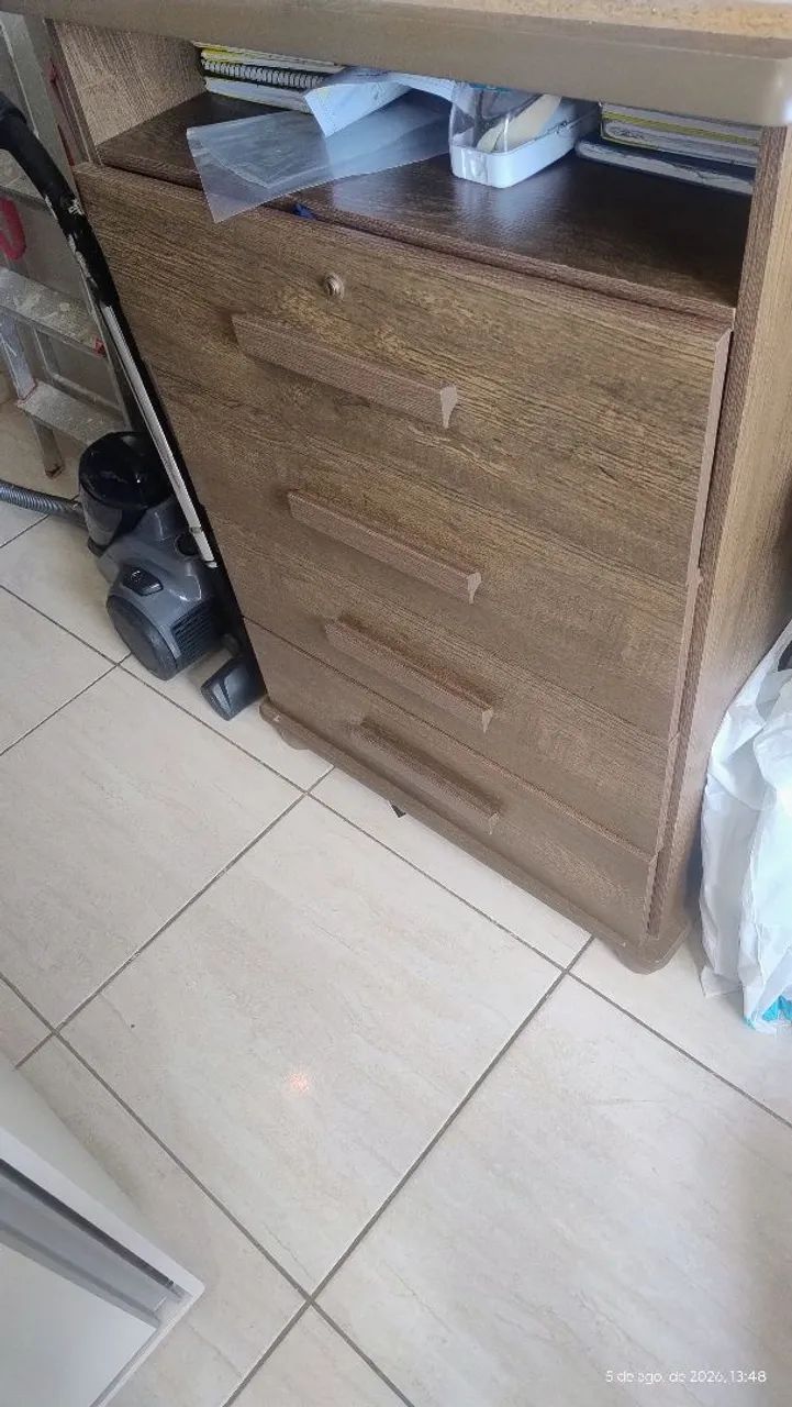 Cômoda com 4 gavetas 