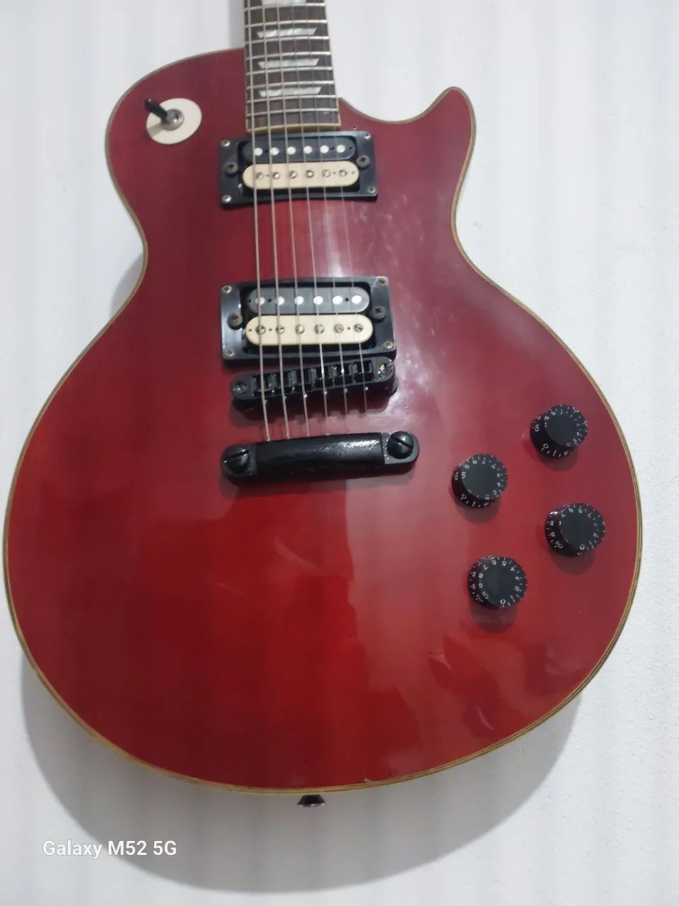 Guitarra less paul tagima  com logo Gibson 