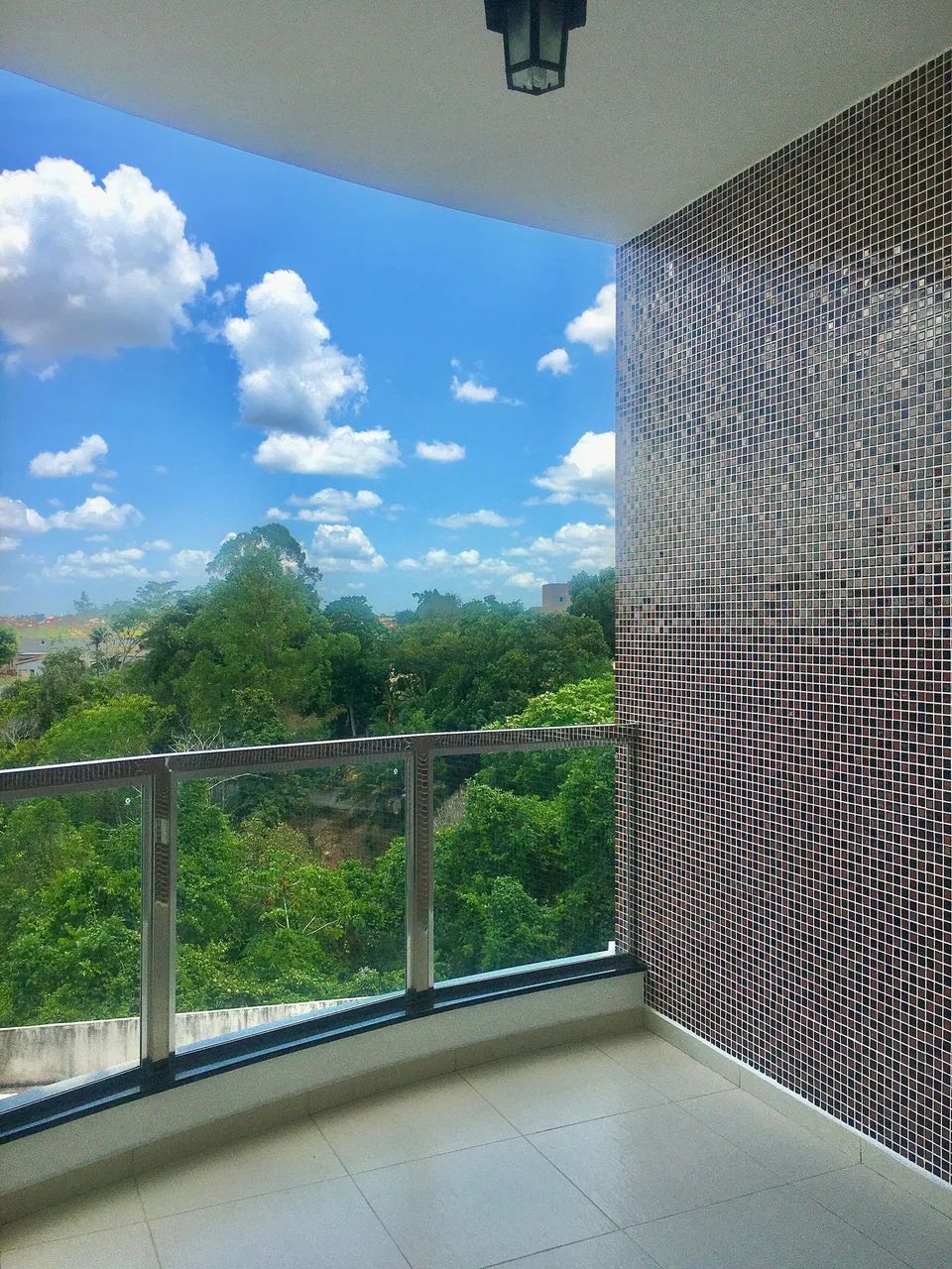 Apartamento de fino acabamento com varanda e garagem em Eunápolis