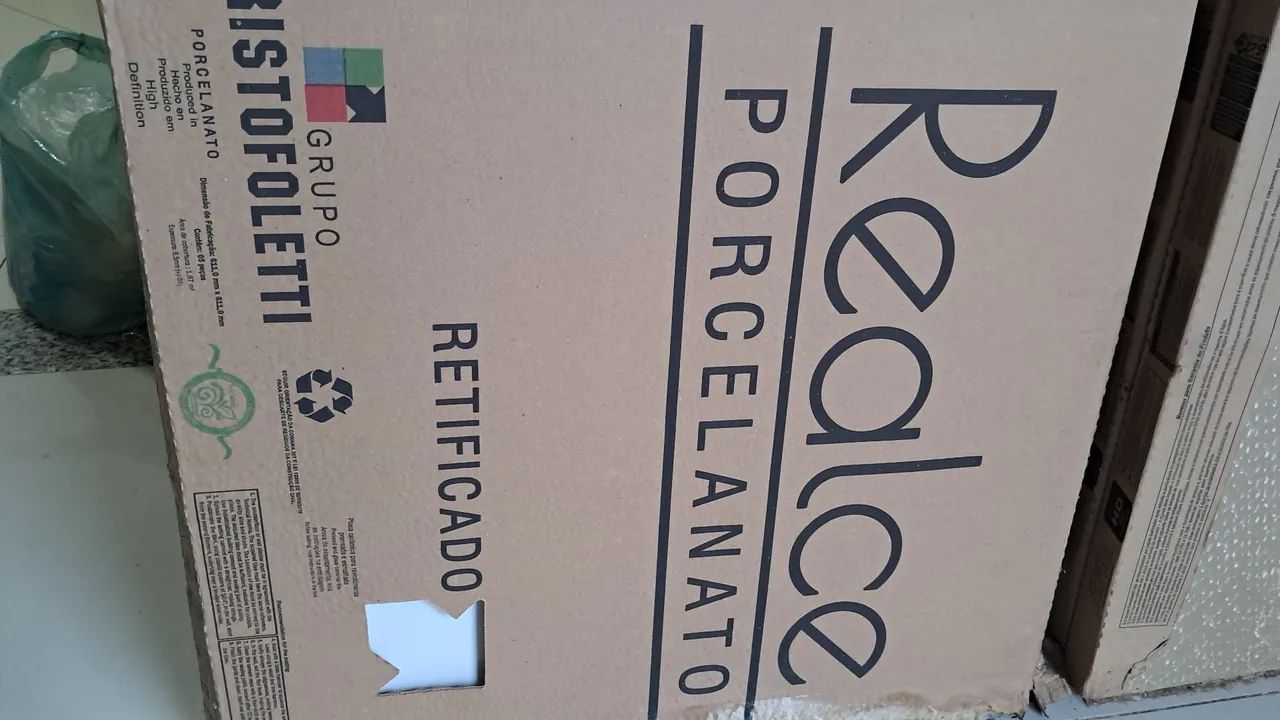 Porcelanato retificado de alta qualidade medindo 61cm x 61cm  branco acetinado - Foto 3