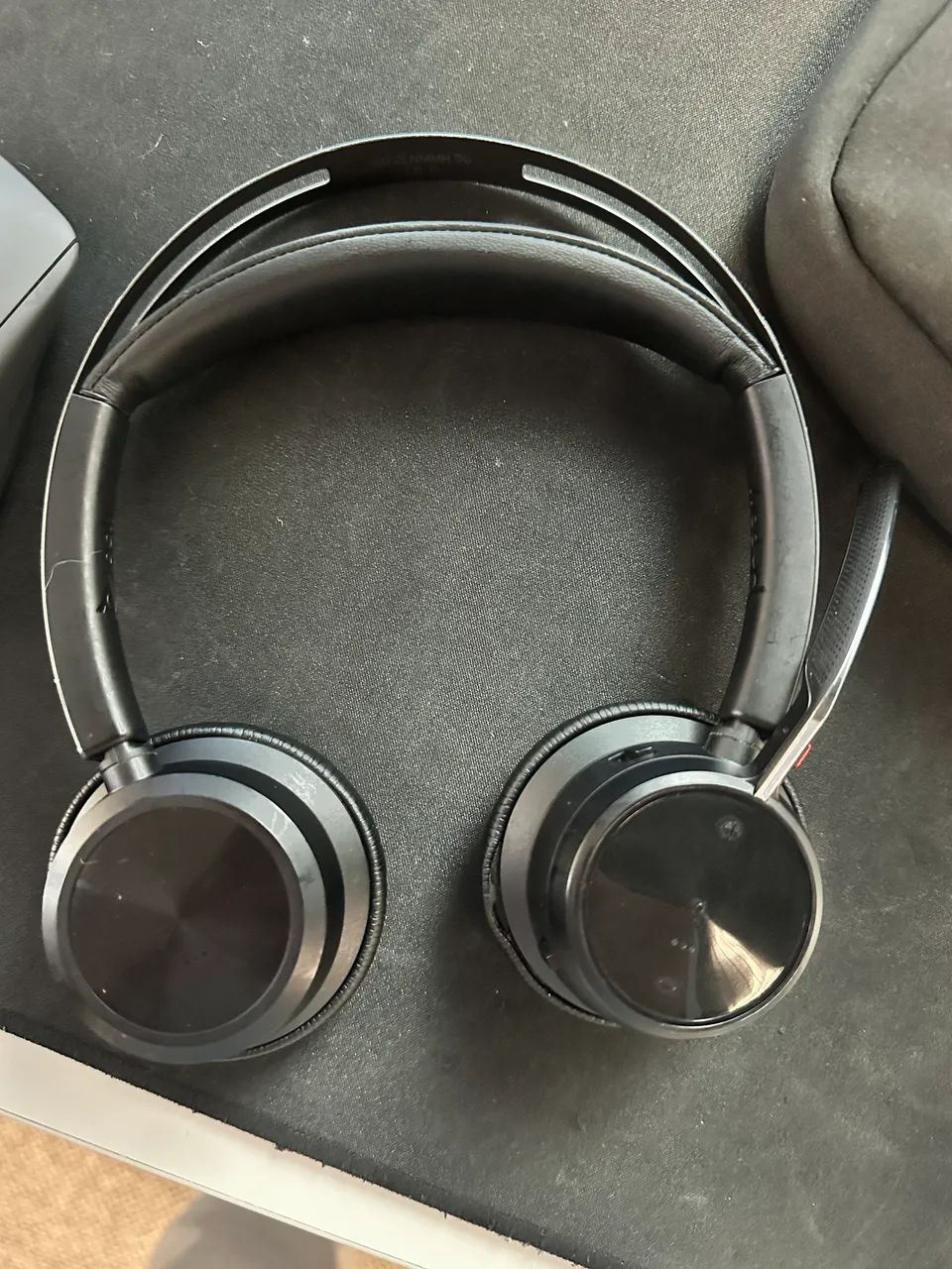 Fone com cancelamento de ruído - Poly Voyager Focus 2 - Foto 2