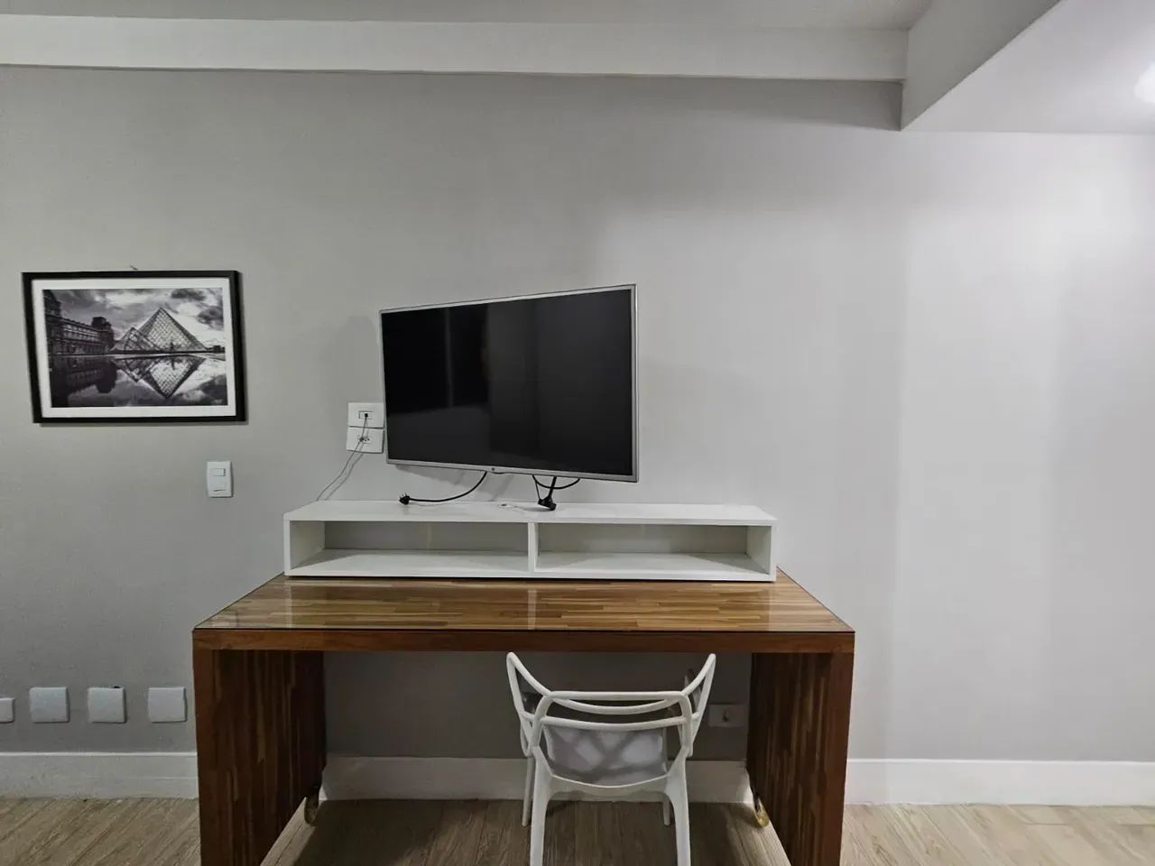 Studio mobiliado com vaga de garagem