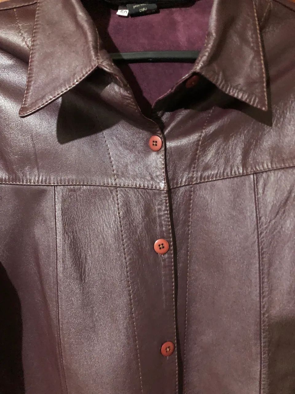 Camisa em couro legítimo,leve e macia.