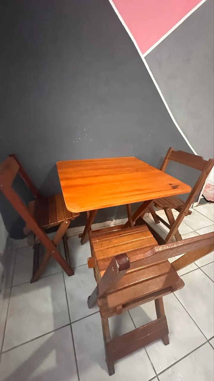 Mesa de madeira com 3 cadeiras dobráveis - Foto 3
