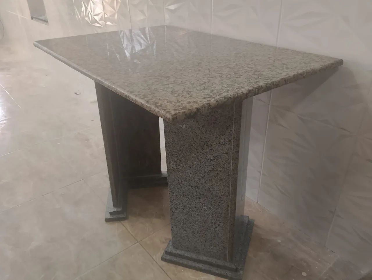 Mesa de Granito Resistente e Conservada - 100cm x 70cm - Foto 3