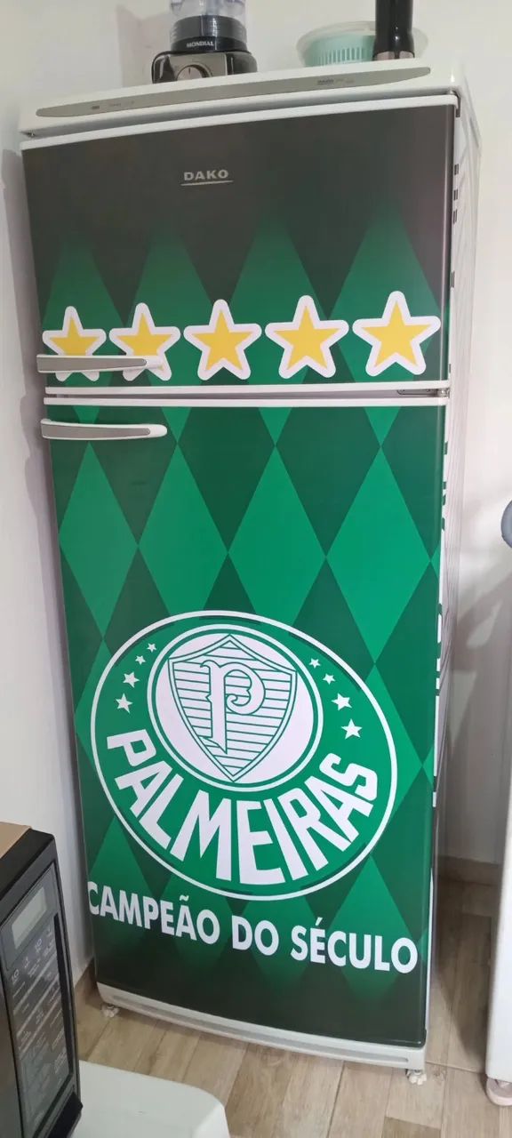 Geladeira, fogão e criado mudo 