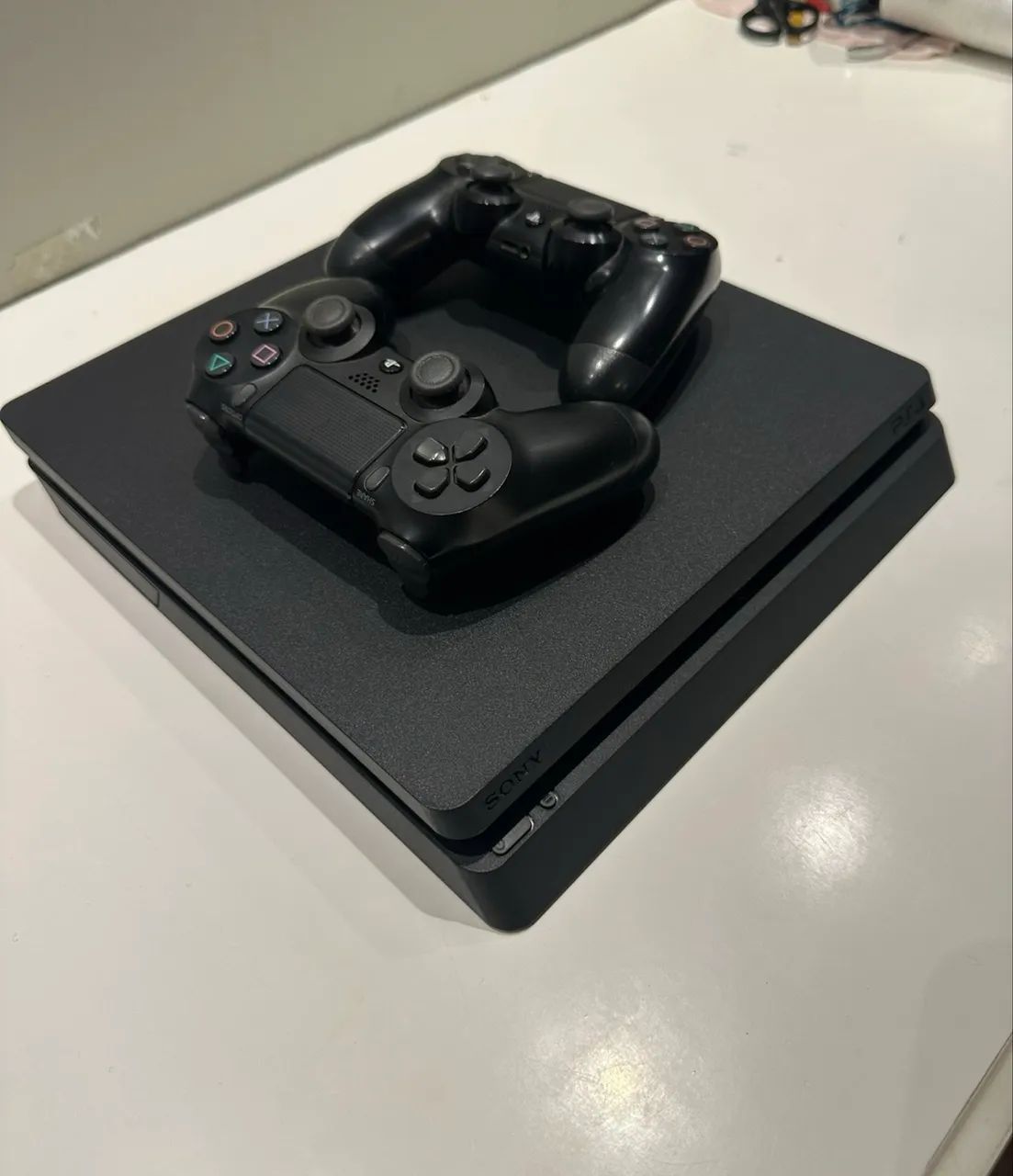 Ps4 Slim 1tb + 2 controles  - Foto 2