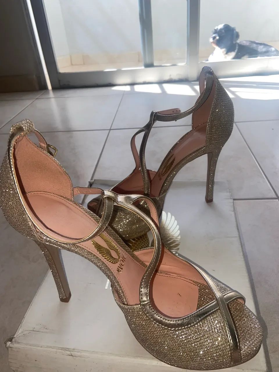 Sandália Invoice dourada com acabamento em glitter - Foto 4