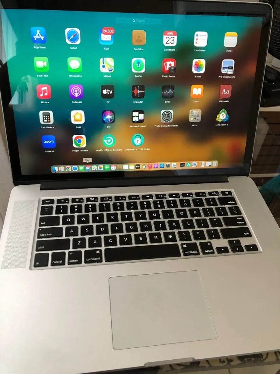 Takumi　MacBook Pro 　（Retina）15-inch MACBOOK PRO RETINA 15? ? APPLE Máquina premium para quem busca