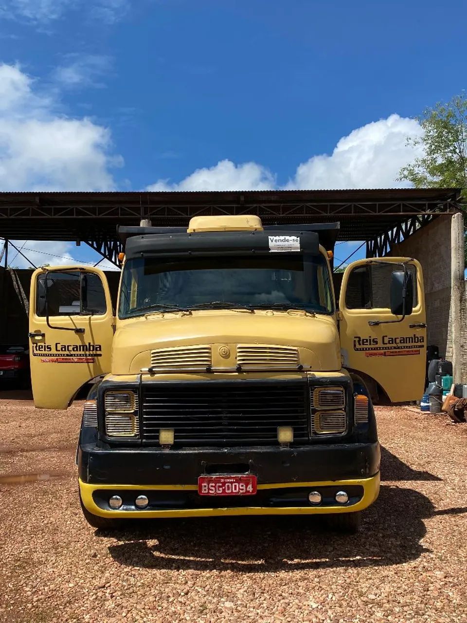 Caminhão Mercedes caçamba