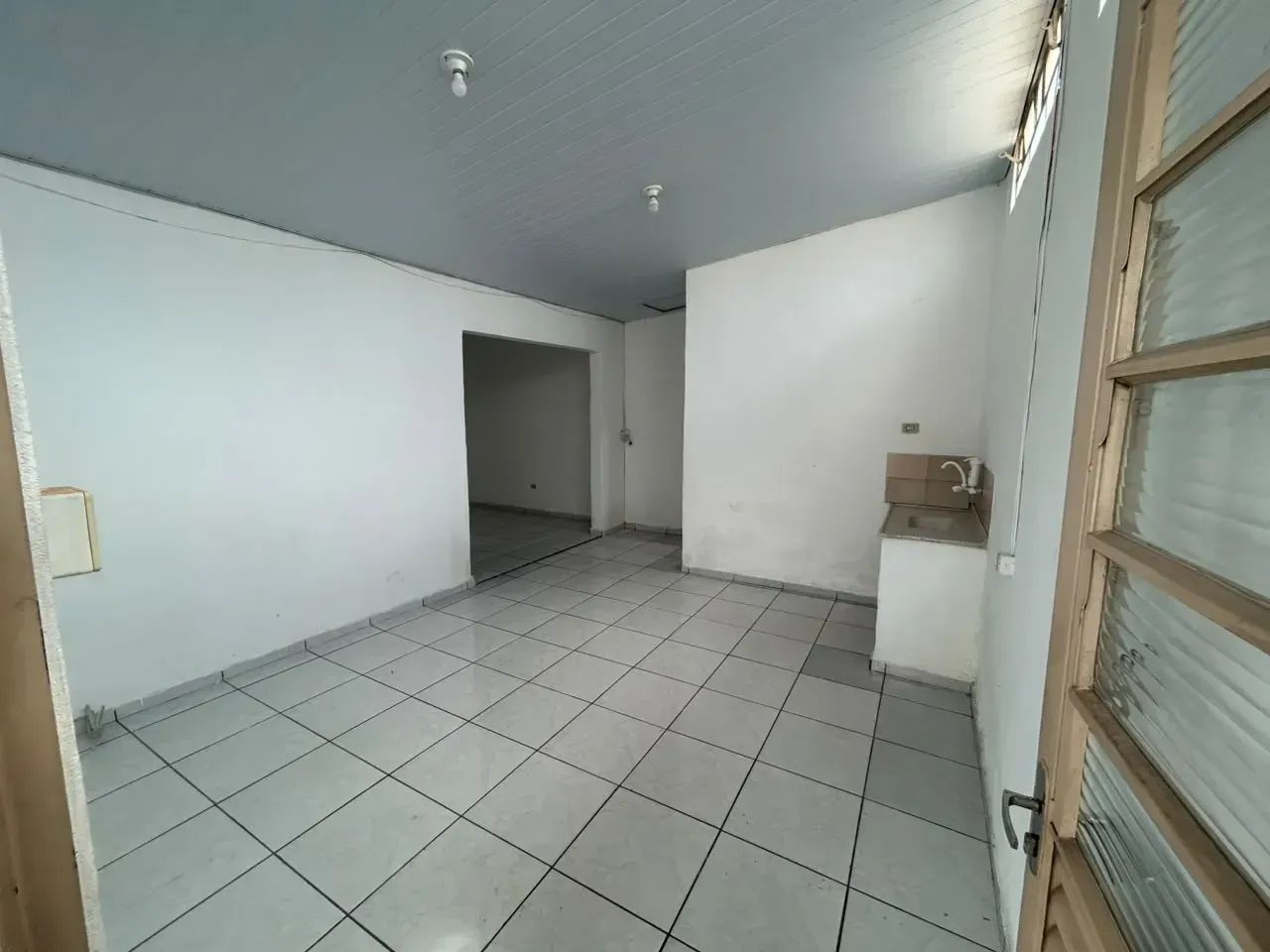 Kitnet com 1 Quarto, Garagem e Quintal Compartilhado  Ótima Localização