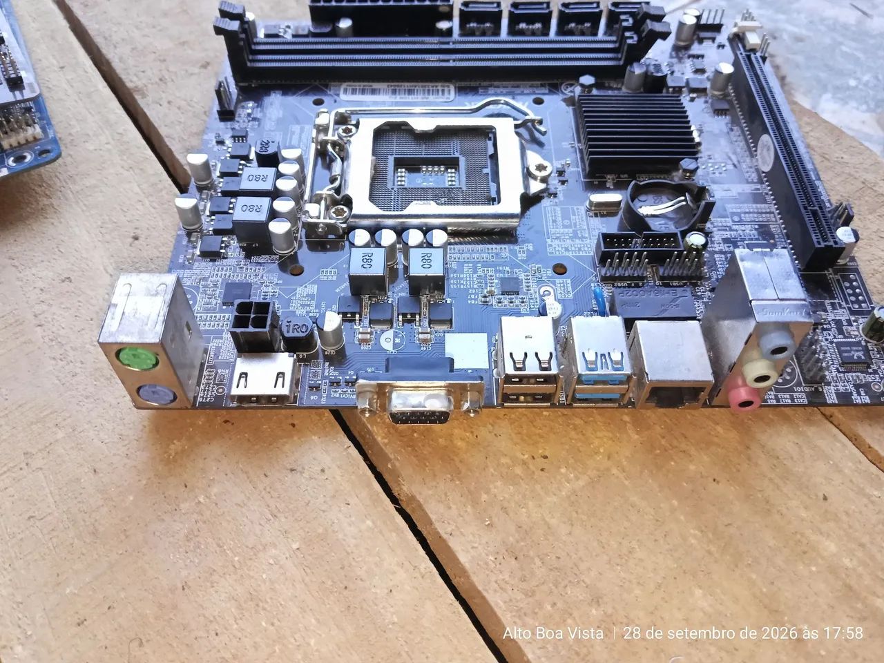 Kit com 2placas mãe com defeito pra consertar ou retirada de peças  - Foto 5