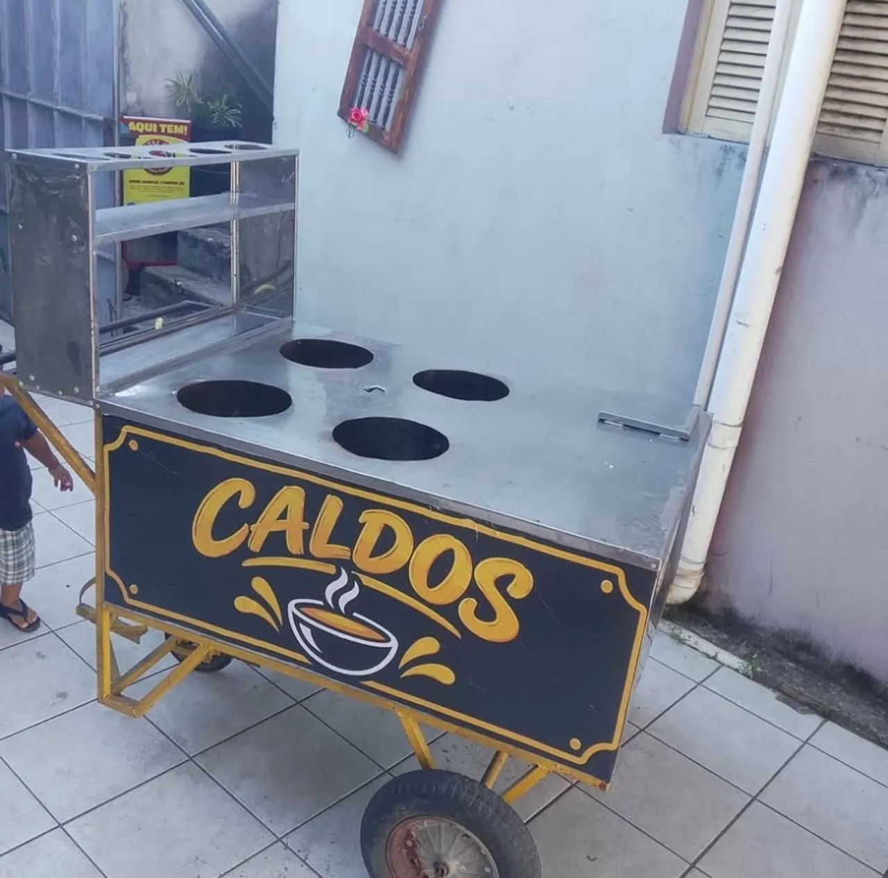 Carrinho de caldos já com as panelas de barro - Foto 2