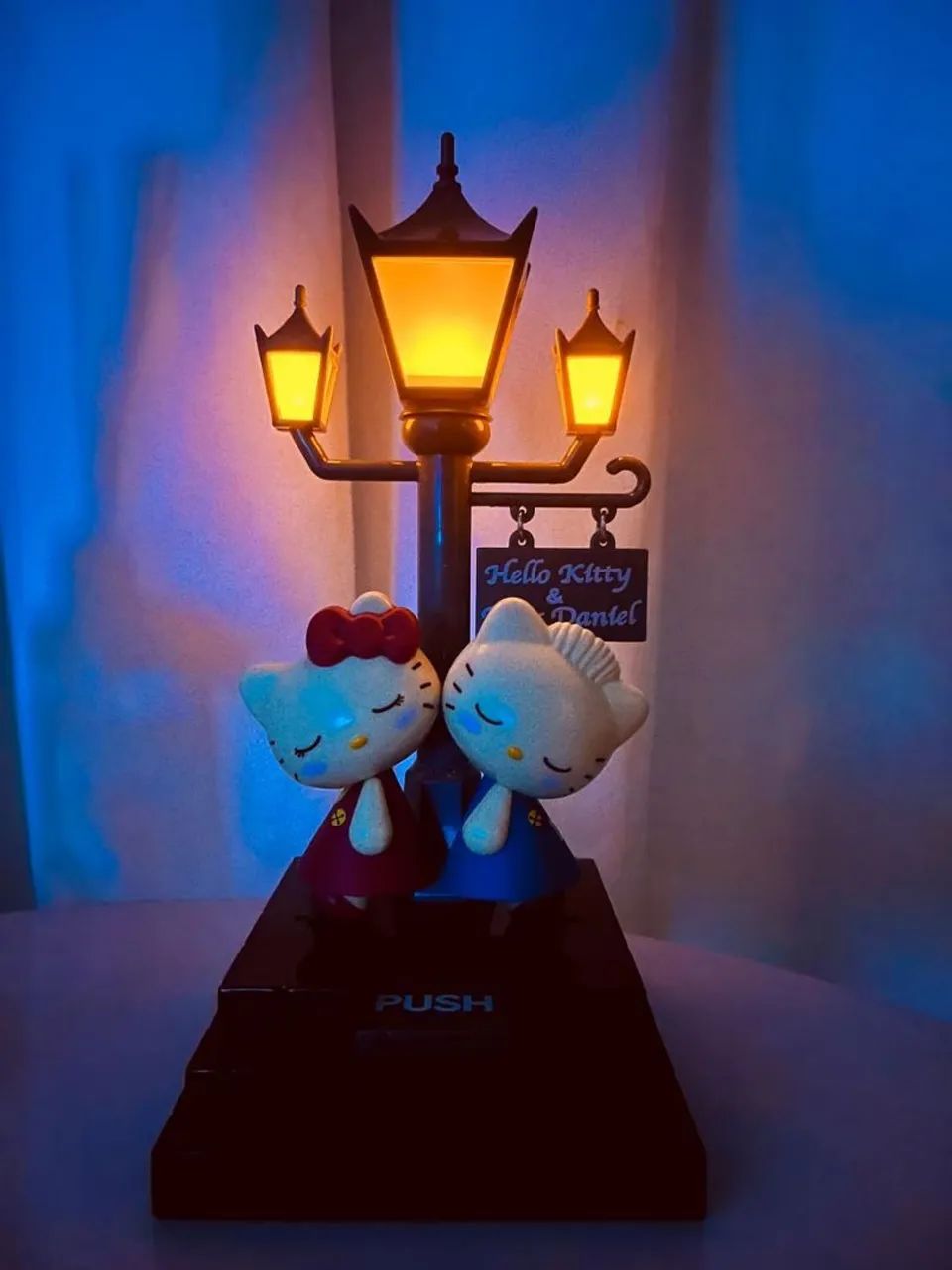 3 pelúcias + 1 luminária Hello Kitty - Foto 4