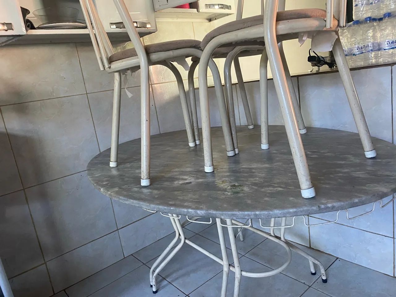 Mesa com 5 cadeiras 