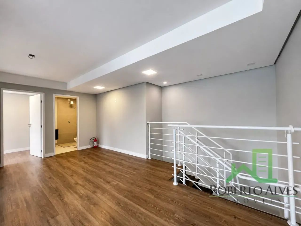 ? Sala Comercial com 100 m² e Mezanino em Jurerê