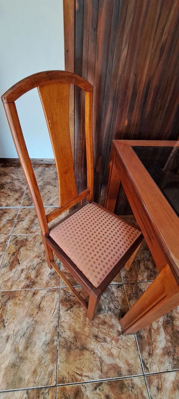 Mesa em madeira com tampo de vidro e seis cadeiras acochoadas e plástico de 4mm encima.  - Foto 3