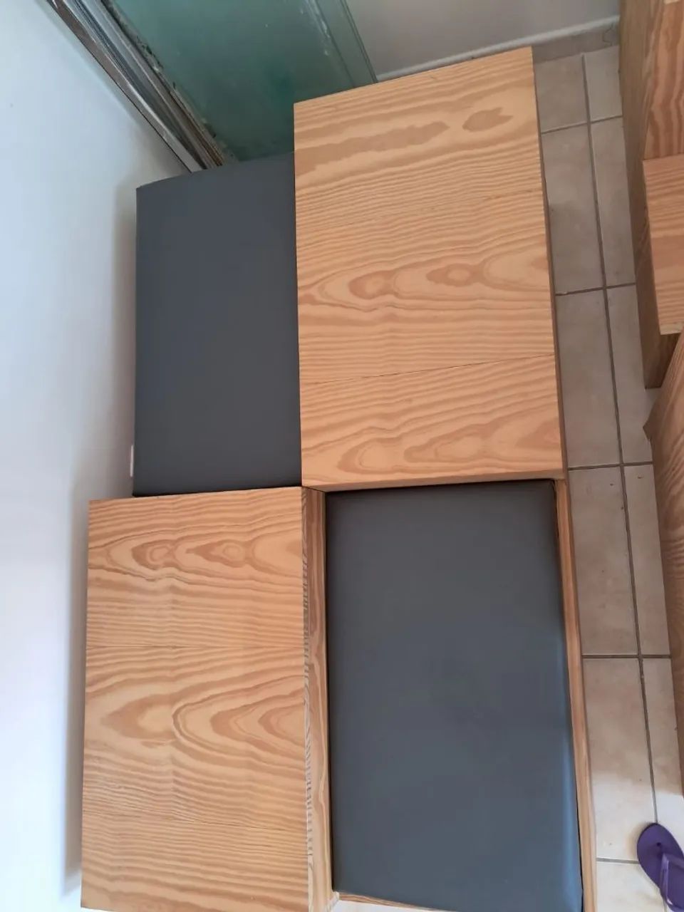 Puff Modular Grande em Madeira com Estofado - Design Moderno - Foto 2
