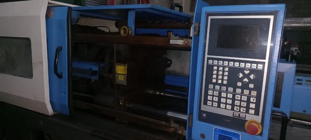 INJETORA DE PLASTICOS HHF MODELO 108X - Foto 2