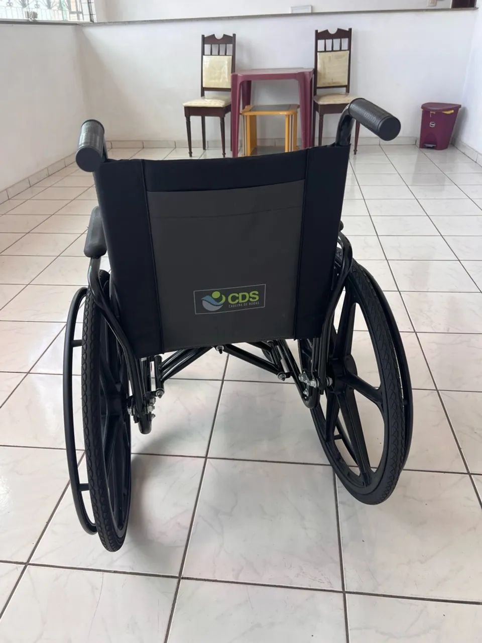 Vendo Cadeira de Rodas - Foto 2