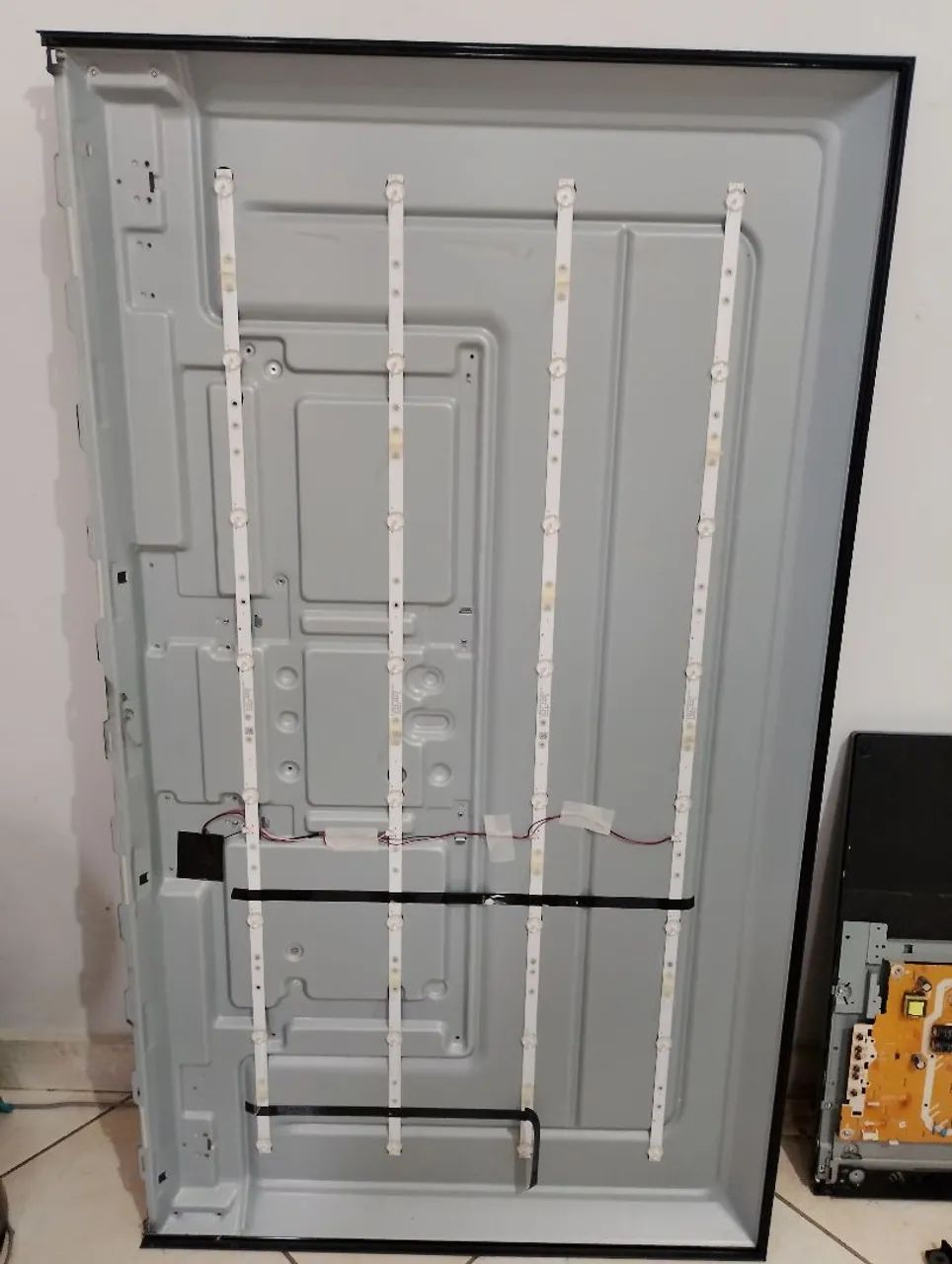 Led em ótimo estado e vai com a parte de traz da tv  - Foto 3