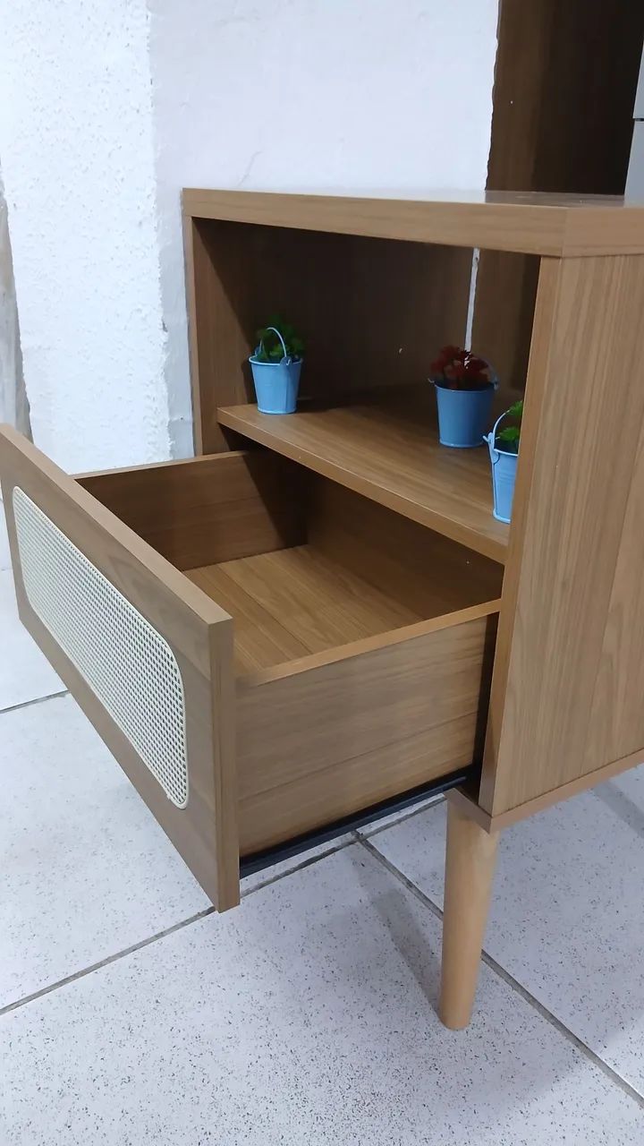 Mesa de cabeceira com tela e pés em madeira  - Foto 2