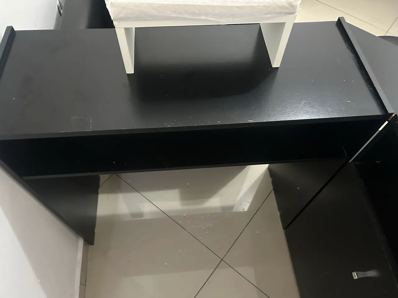 Mesa em L com armário com marcas de uso  - Foto 4