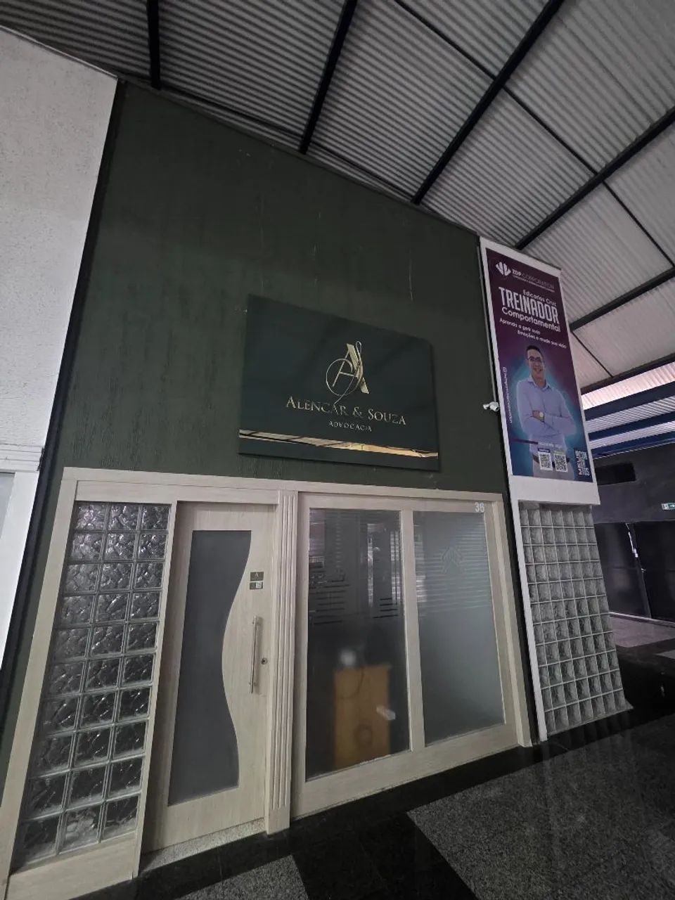Transformamos sua fachada com estilo em placas acm e acrílico. Madeira, vidro,inox...