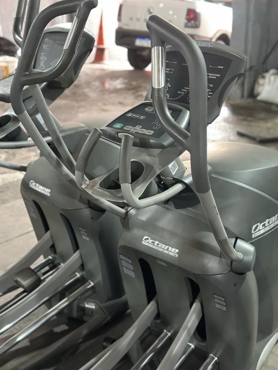 Oportunidade - Elíptico Octane 370 PRO - equipamento premium - Foto 2