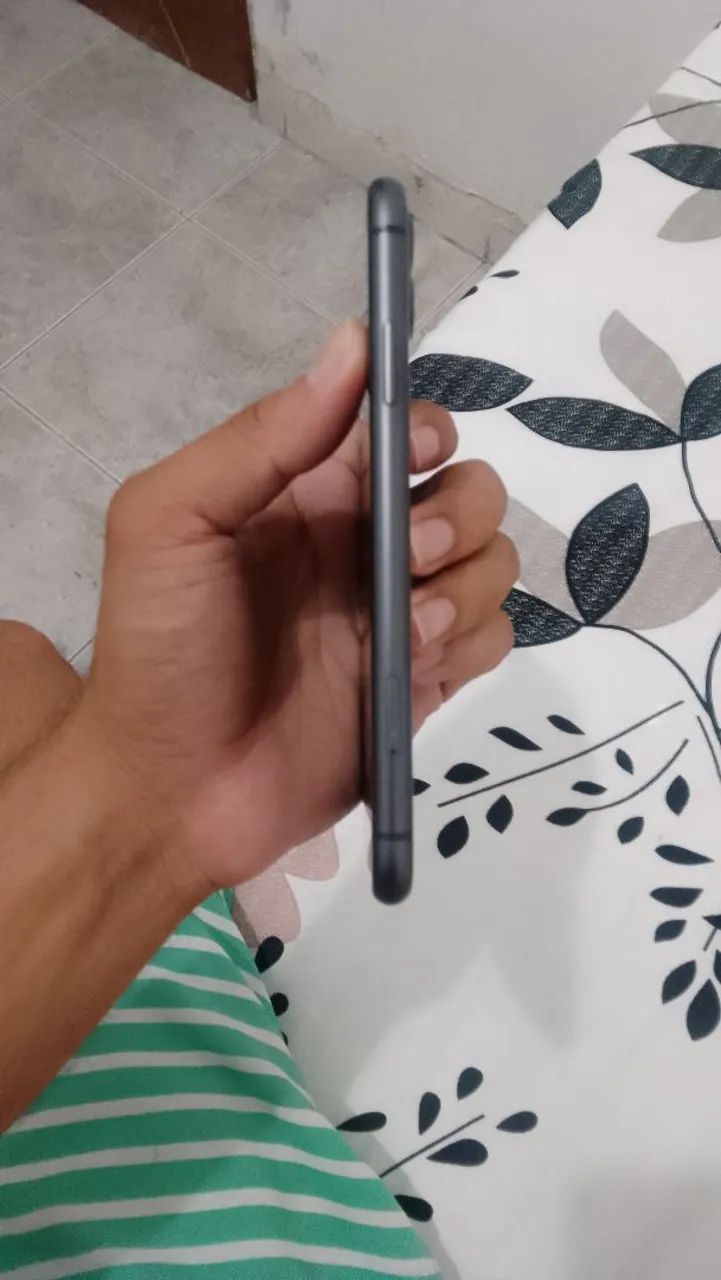 iPhone 11 Preto 64 Gigas Impecável  - Foto 3
