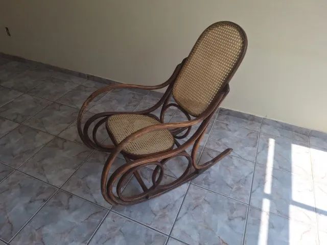 Cadeira de Balanço Clássica em Madeira Vergada - Foto 2