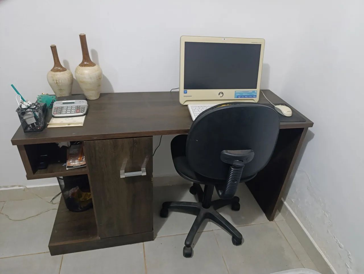 Computador, mesa e cadeira 