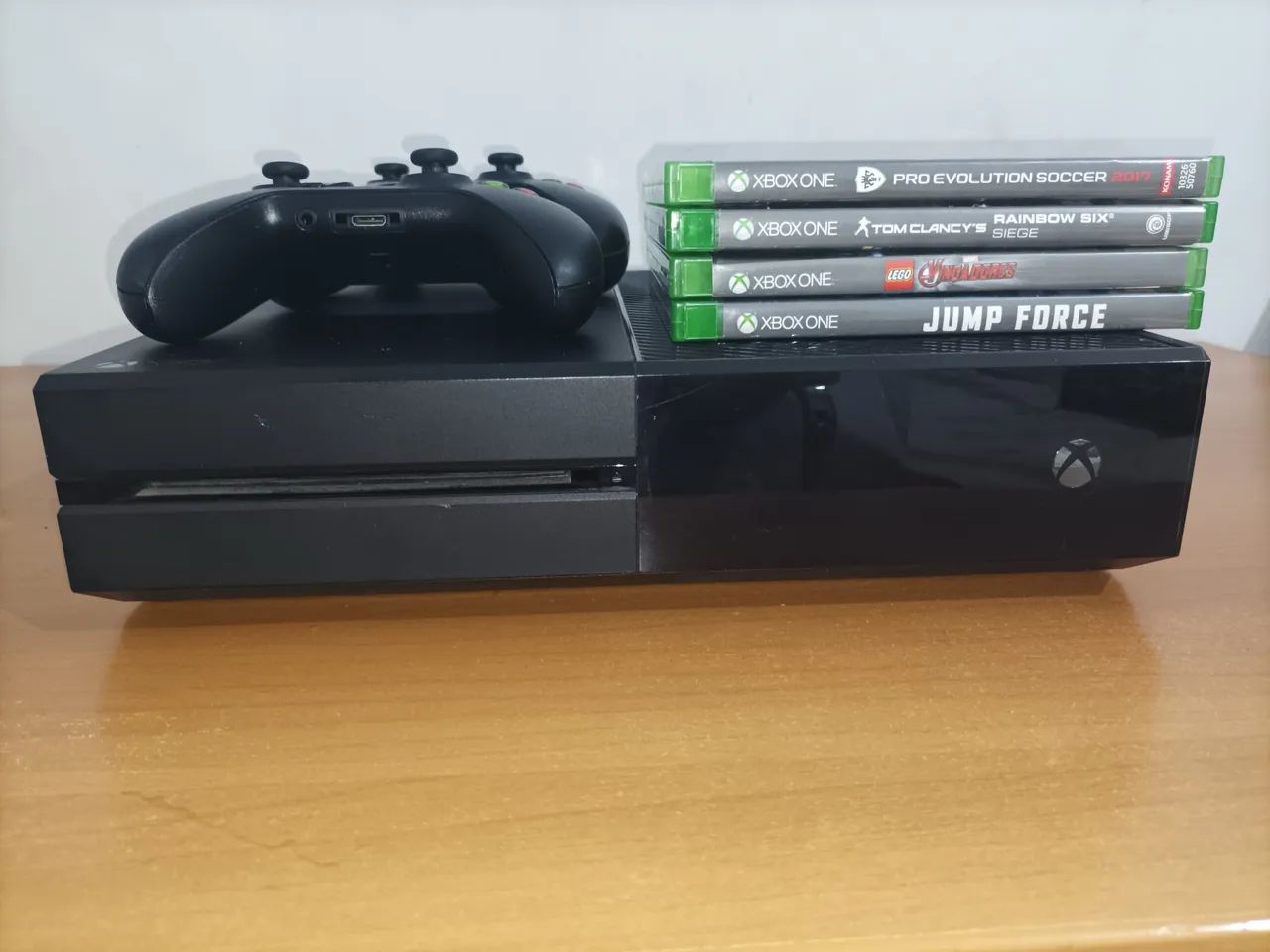 Xbox one - 500gb 4 jogos e 2 controles