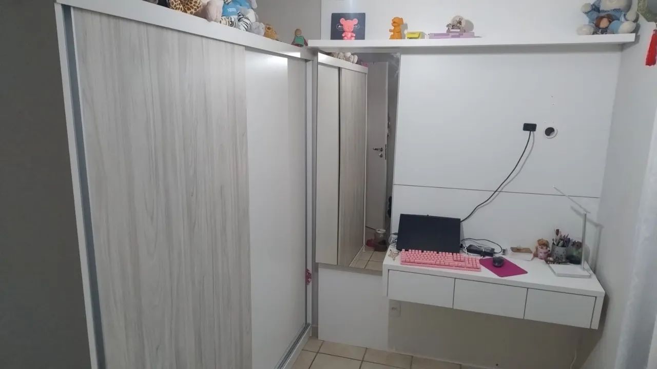 Roupeiro e painel com espelho