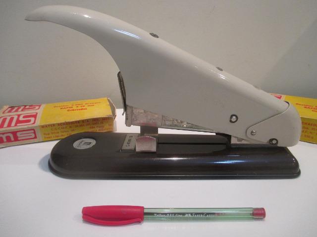 Grampeador profissional Rapid9 tam. Grande com 2 caixas de grampos