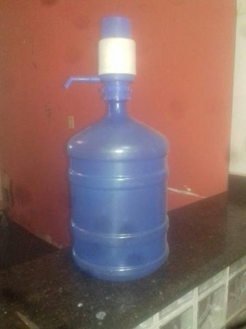 Galão de água e bomba