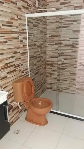 Aluga-se casa com 2/4 e vaga na garagem - Foto 2