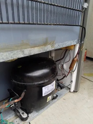 CONSERTO DE GELADEIRA / FREEZER / BEBEDOURO.