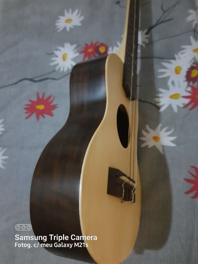 Ukulele em madeira maciça feito por luthier