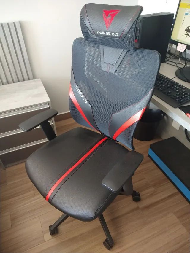  Cadeira de escritório ThunderX3 YAMA1 gamer ergonômica preta e vermelha seminova 