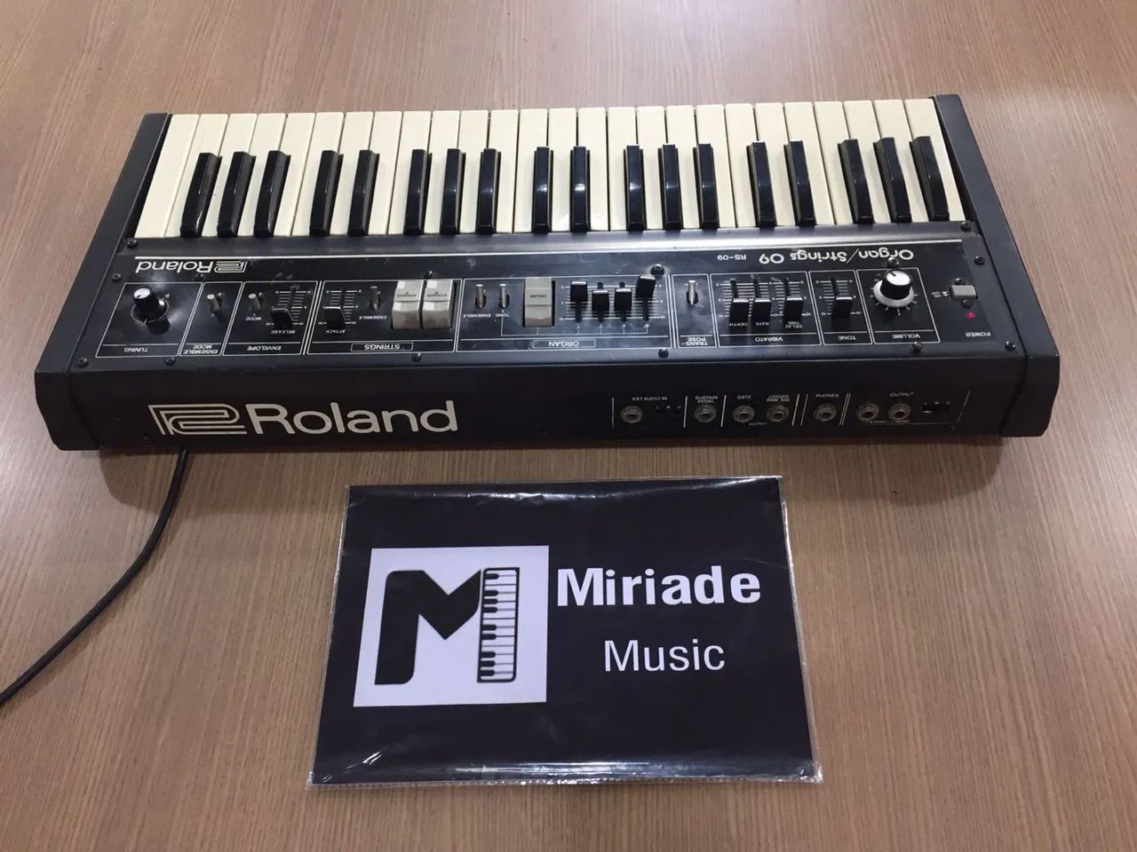 Sintetizador Vintage Organ/Strings Machine Roland RS-09 - 1982