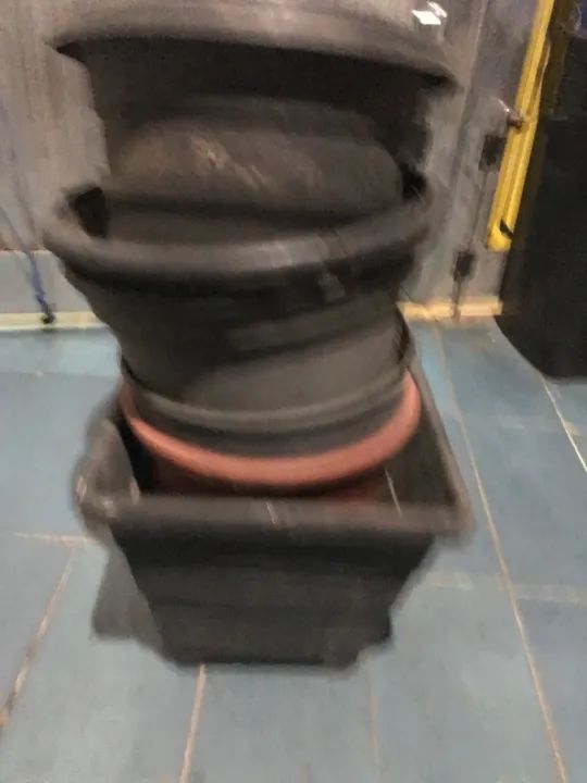 Lote de vasos de plástico para plantas + base de madeira com rodizios. - Foto 3