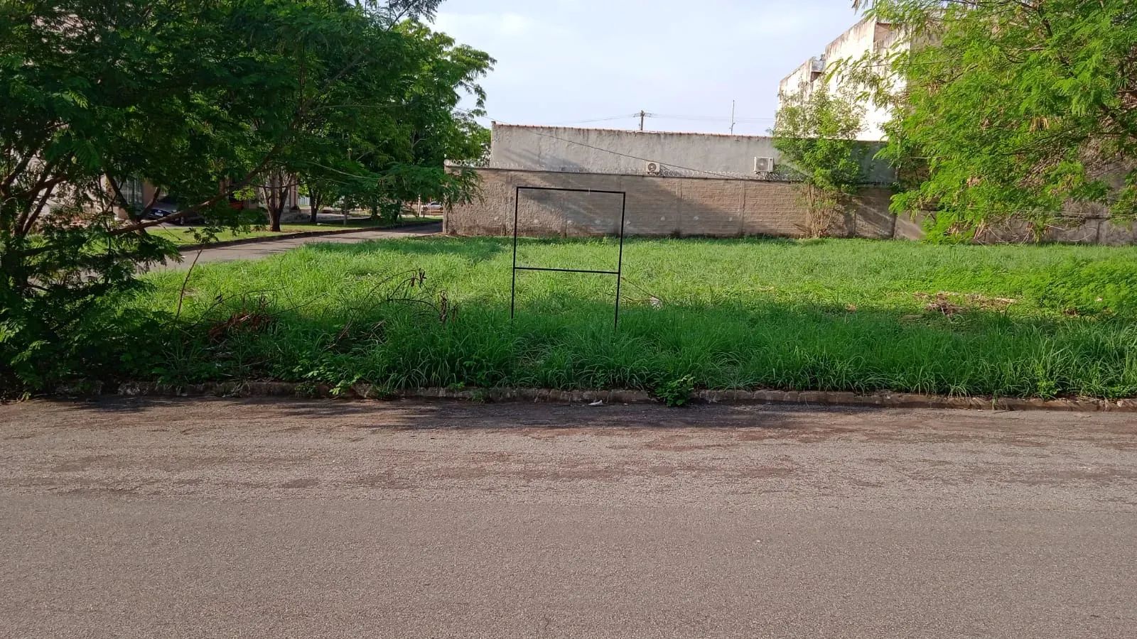 Vende-se lote de esquina na 103 sul próximo da Av Lo 01