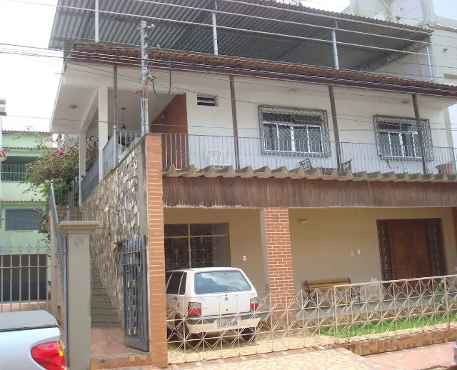Uma casa no centro de Itaperuna, localizado em uma rua tranquila.