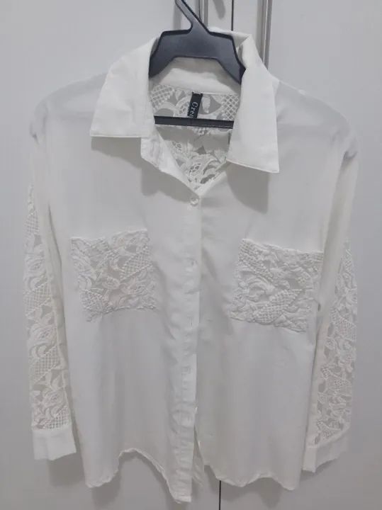 Blusa branca com detalhes em renda