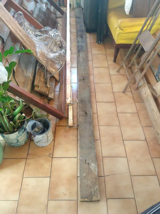 Viga, caibro, areia fina, pedra, terra para aterro