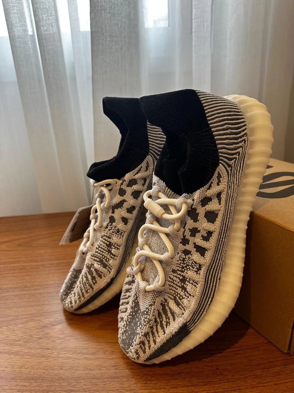 Tênis Adidas Yeezy Boost 350 V2(novo)