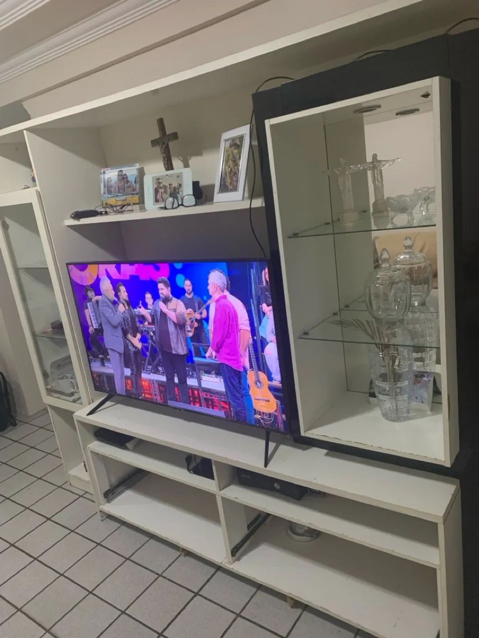 Rack com painel branco e design moderno64169945422338122